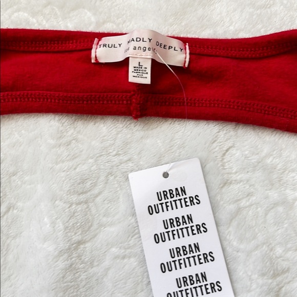 NWT Urban Outfitters Truly Madly Deeply Red Open Back Cropped Tee - Picture 4 of 4